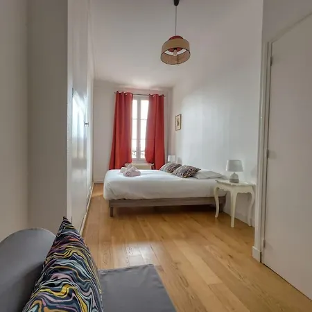 L'hotel De *